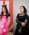 Borong empat piala sekaligus, penyanyi rookie Bernadya tampil memukau dengan gaya gothic atau serba hitam khas-nya. Ia memancarkan pesona bak princess dengan gaun panjang berdetail transparan di bagian kerah, dipadukan dengan aksesori minimalis. [@bernadyaribka].