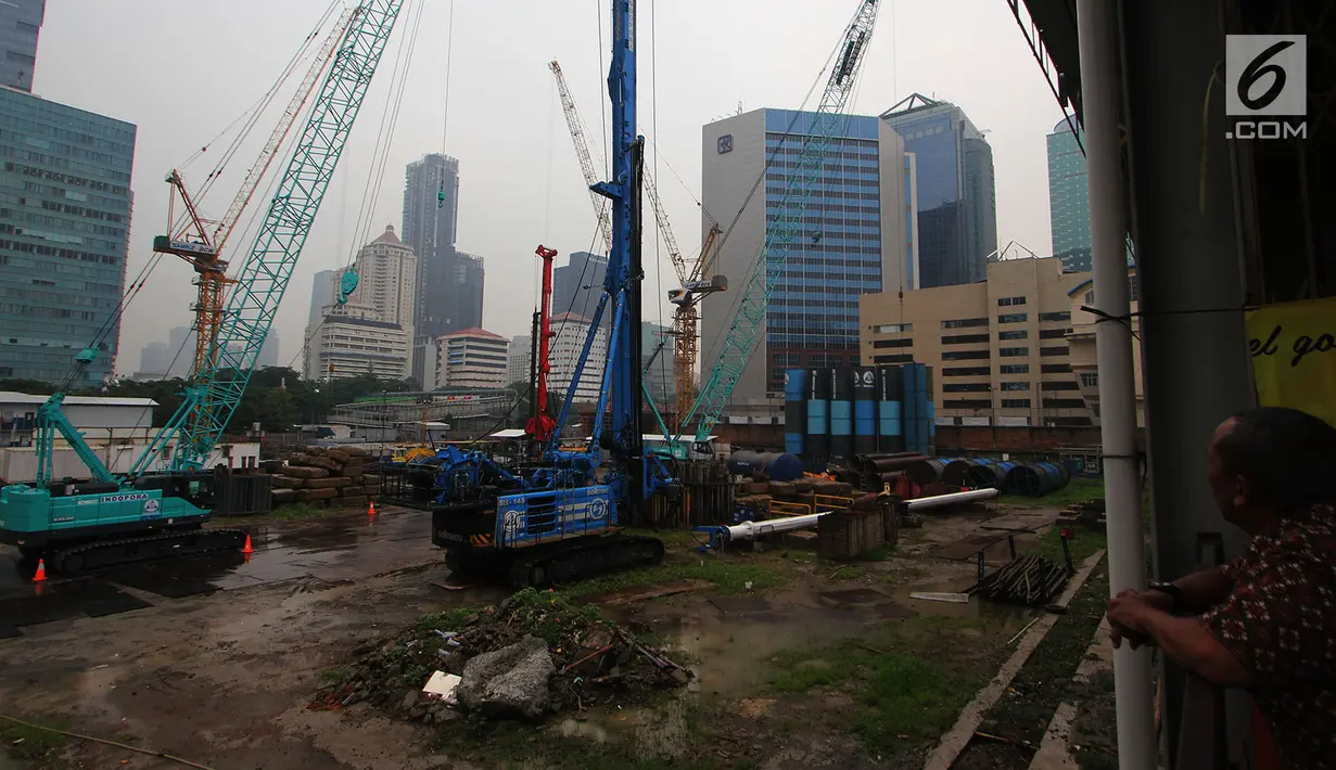 Seorang pria melihat proyek pembangunan Pasar Benhil di Jakarta, Kamis (29/11). Sejak dilakukan groundbreaking pada tahun 2016 hingga kini pembangunan pasar itu belum menunjukan perkembangan yang signifikan. (Merdeka.com/Imam Buhori)