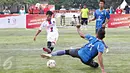 Sejumlah pemain beraksi di kompetisi sepak bola AIA Championship di Jakarta, Minggu (28/2/2016). Kompetisi digelar untuk mencari tim yang akan bergabung dengan Bambang Pamungkas pada kompetisi regional AIA Championship. (Liputan6.com/Immanuel Antonius) 