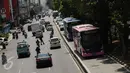Bus Tansjakarta melintasi jalan Hayam Wuruk saat pengalihan arus di sebagian ruas jalan Gajah Mada, Jakarta, Senin (2/1). Pengalihan akibat kebakaran yang terjadi di Grand Hotel Paragon. (Liputan6.com/Helmi Fithriansyah)