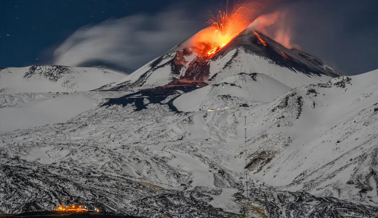 Aliran lava dalam jumlah besar terlihat jelas dari Sisilia, berasal dari kawah tenggara gunung berapi tertinggi dan paling aktif di Eropa. (AP Photo/Etnawalk, Giuseppe Di Stefano)