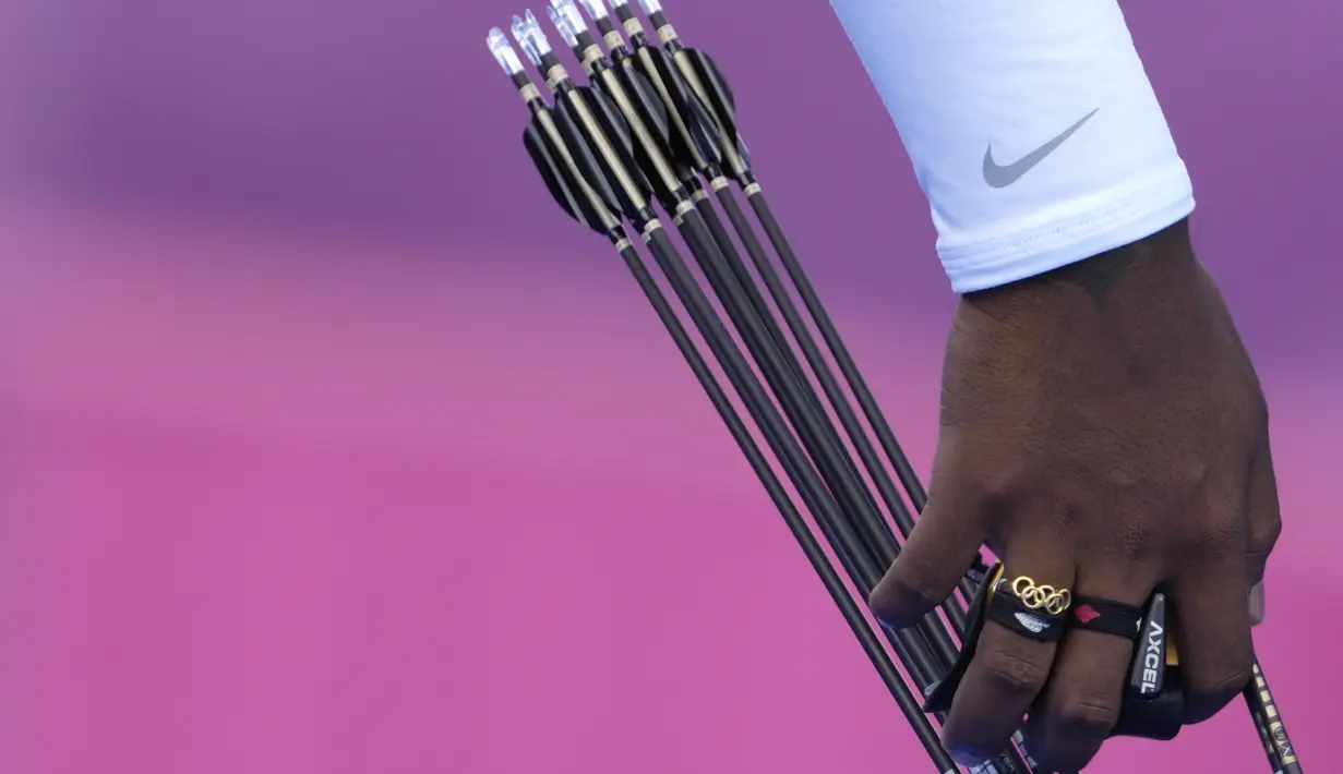 Pemanaha India, Atanu Das mengambil panah selama kompetisi beregu putra di Olimpiade Musim Panas 2020 di Tokyo, Jepang, Senin ( 26/7/2021). Atanu Das menempatkan cincin Olimpiade di jari manisnya agar dapat melepaskan anak panah ketepat sasaran. (AP Photo/Alessandra Tarantino)