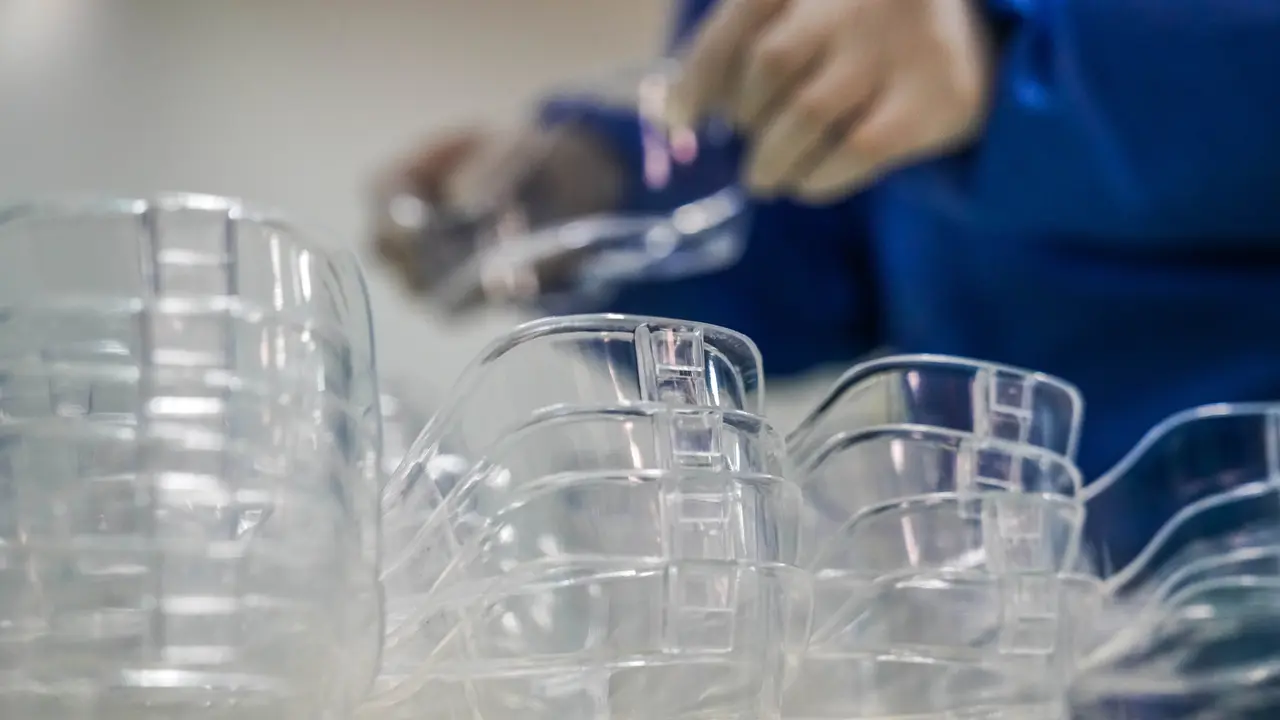 Intip Produksi Kaca Mata Pelindung Medis di China