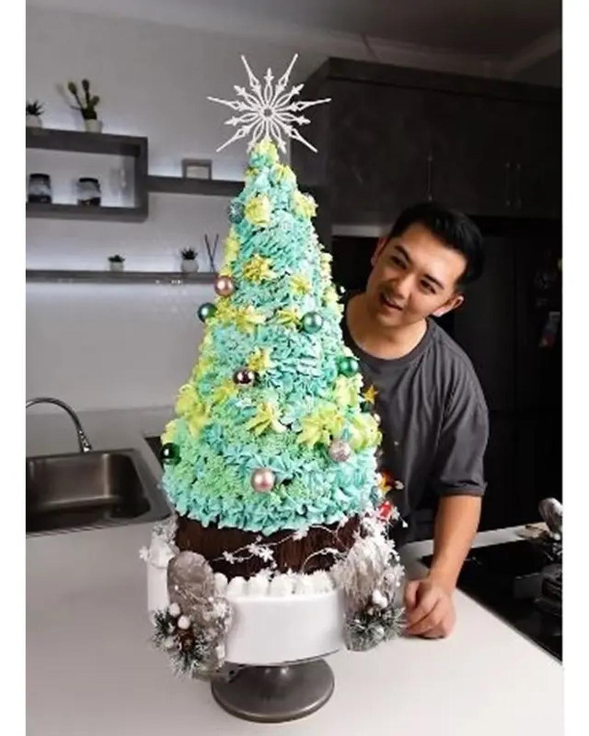 6 Potret Nicky Tirta Bikin Kue Pohon Natal Ukuran Besar, Memukau Sayang Dimakan