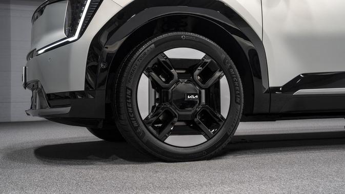 Velg yang digunakan berukuran 21 inci dengan model four-spoke dengan warna two tone.  Sirip-sirip berwarna silver seolah memberikan kesan aerodinamis yang serasi dengan nafas mobil listrik.  Velg ini dilapisi dengan ban berukuran 285/45R21.  (Sumber: caranddriver.com)
