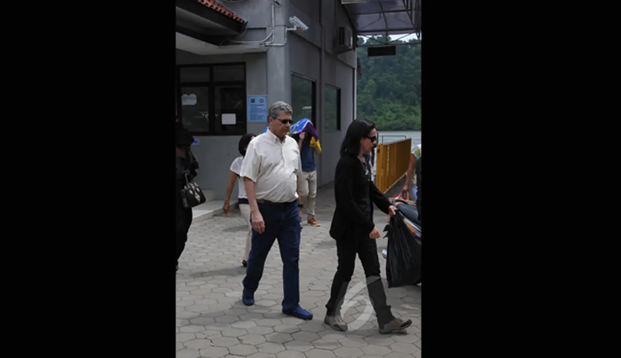 Keluarga terpidana mati kasus narkoba Rodrigo Gularter asal Brasil usai melakukan kunjungan di lapas Pasir Putih, Nusakambangan, Jateng, Kamis (5/3). Jelang eksekusi, keluarga terpidana mati mendatangi Lapas Pulau Nusakambangan. (Liputan6.com/Johan Tallo)
