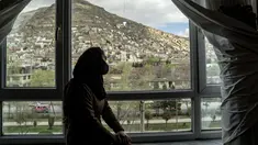 Tarawat, seorang gadis berusia 17 tahun yang telah berhenti sekolah, melihat keluar dari jendela kamarnya, di Kabul, Afghanistan, pada Sabtu, 25 Maret 2023. (AP Photo/Ebrahim Noroozi)