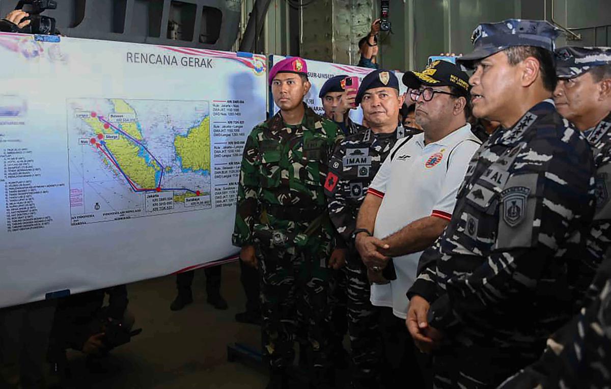 Pelepasan bantuan kemanusiaan dengan menggunakan kapal perang TNI AL di Dermaga Kolinlamil, Jakarta Utara, Minggu (30/22/2025).