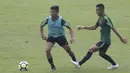 Pemain Timnas Indonesia U-23, T. M. Ichsan, berebut bola dengan Sani Rizki, saat latihan di Stadion Madya, Jakarta, Rabu (13/3). Latihan ini merupakan persiapan jelang Kualifikasi Piala AFC U-23. (Bola.com/Vitalis Yogi Trisna)