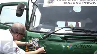 Penempelan stiker Truk Pelopor Keselamatan Berlalu Lintas di kaca depan truk di Jakarta Internasional Container Terminal (JICT) , Jakarta, Senin (13/3). (Liputan6.com/Faizal Fanani)