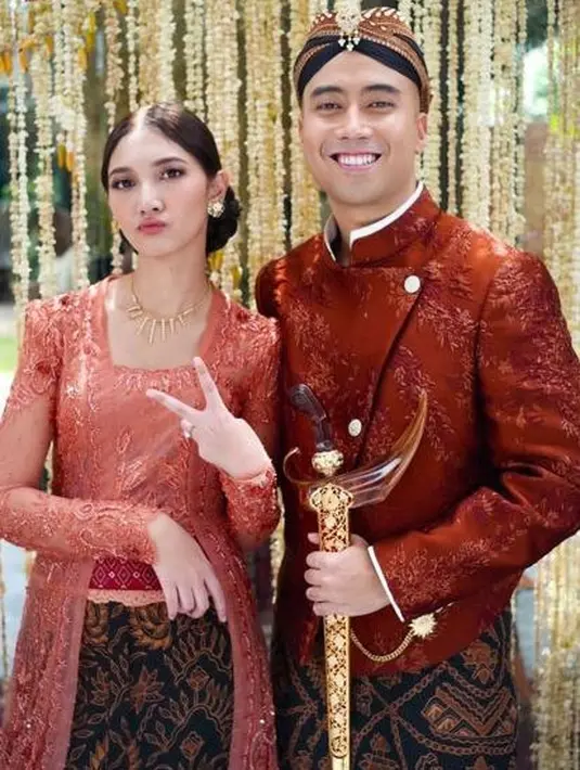 Potret Sheila Dara Aisha tampak semakin anggun dengan pulasan makeup-nya yang flawless nuansa coral pink oleh MUA Bubah Alfian. (Instagram/willymulyadi97).