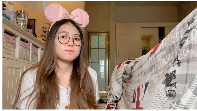 Biasa tampil cetar saat di atas panggung, Via Vallen tidak menggunakan makeup saat berada di rumah.