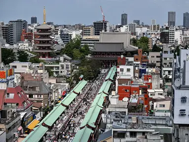 Orang-orang mengunjungi kuil Sensoji (tengah) di distrik Asakusa Tokyo (22/9/2020). Kuil Sensoji merupakan kuil yang didirikan pada abad ke 6.  (AFP/Charly Triballeau)