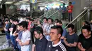 Sejumlah umat muslim tampak khusyuk melaksanakan ibadah salat Jumat pertama pada bulan Ramadan 1436 H, di lorong Blok A-B di Tanah Abang, Jakarta, Jumat (19/6/2015). (Liputan6.com/Johan Tallo)