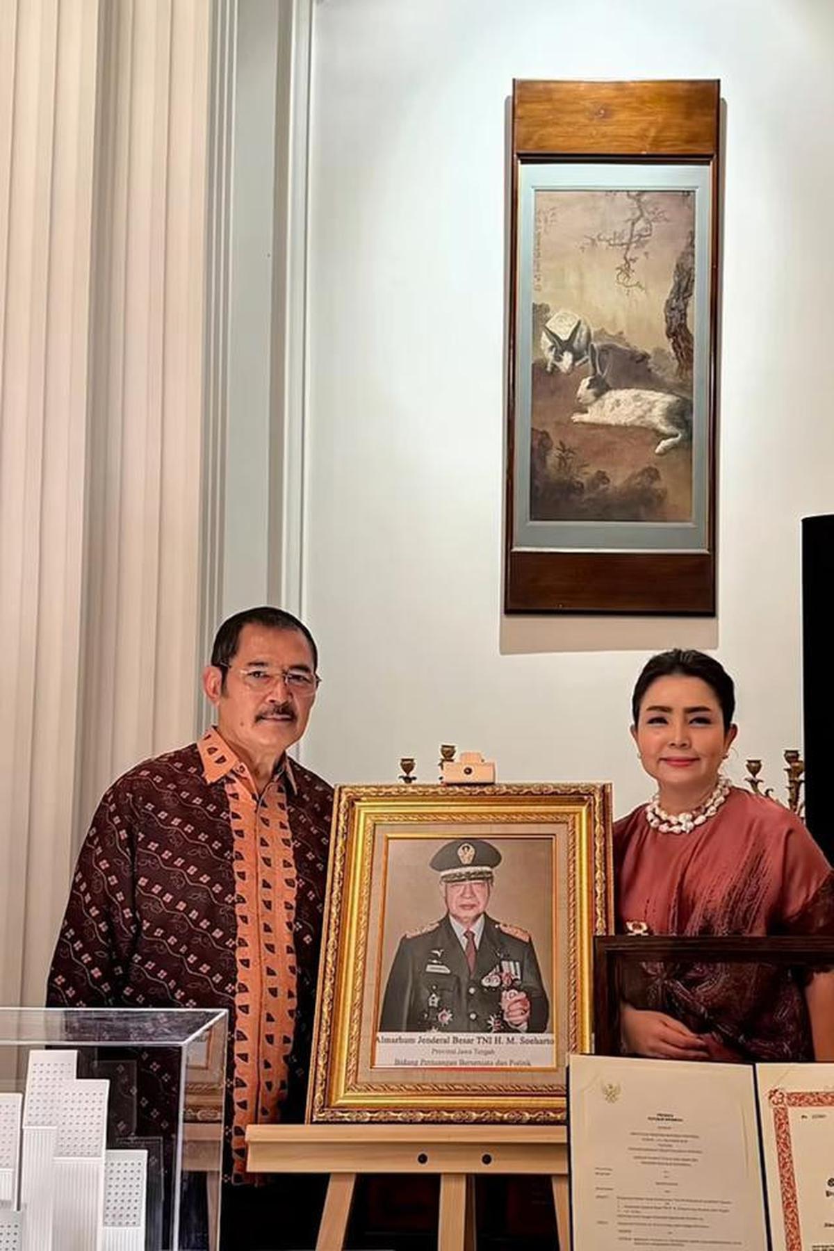 Potret Mayangsari Hadiri Dinner Acara Keluarga, Tampil Anggun dan Elegan Bersama Suami