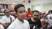Gibran Rakabuming Raka usai menghadiri pertemuan dengan para PKL Sunday Morning Stadion Manahan Solo, Rabu (5/2).(Liputan6.com/Fajar Abrori)