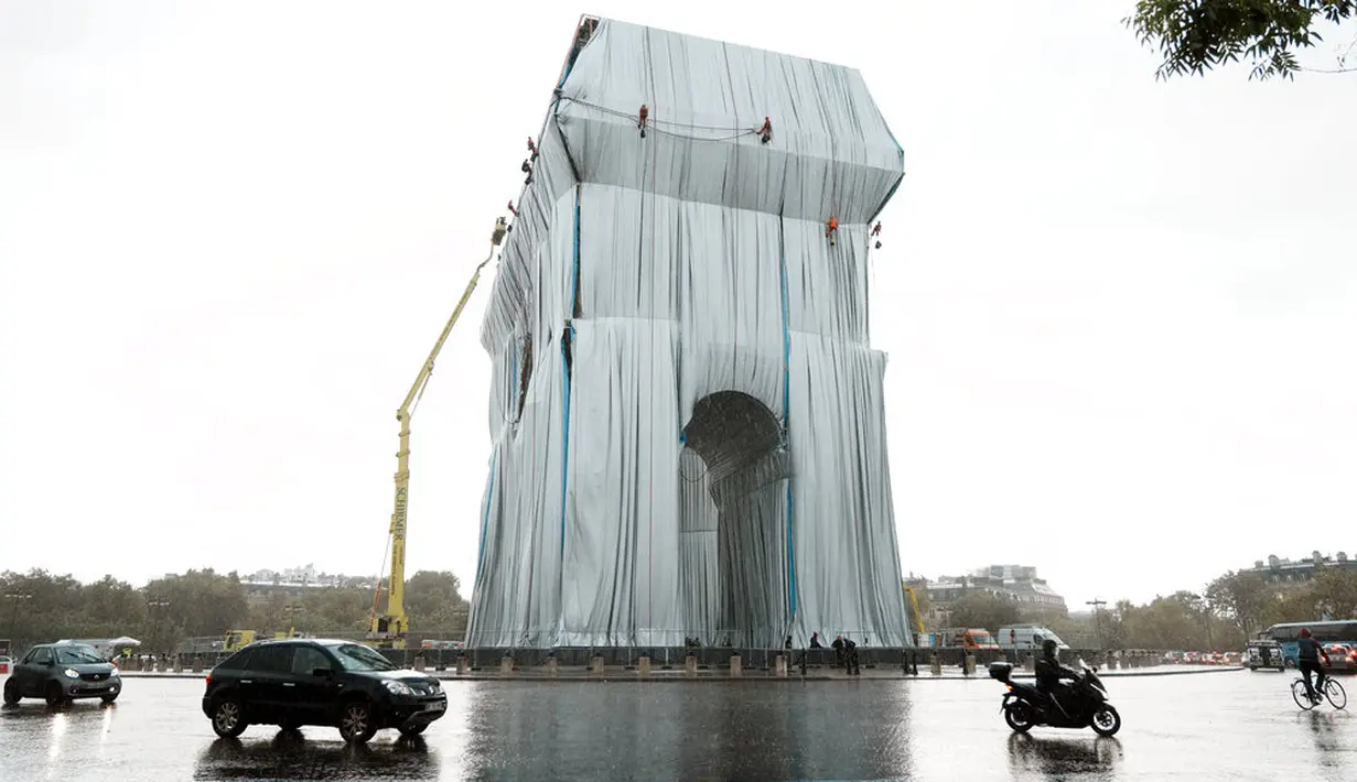 Pemandangan Arc de Triomphe di Paris yang dibungkus, pada Selasa (14/9/2021). Proyek seni berjudul L'Arc de Triomphe, Wrapped ini senilai Rp 235 miliar yang dibiayai sendiri oleh sang seniman. (AP Photo/Thibault Camus)