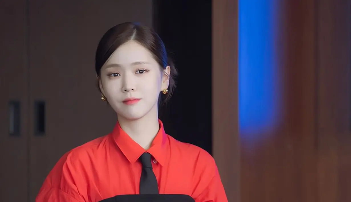 Kang Na Eon adalah orang gila kerja yang akan melepaskan persahabatan dan cinta jika diperlukan untuk sukses. (Foto: Instagram/ uplus_mobiletv)