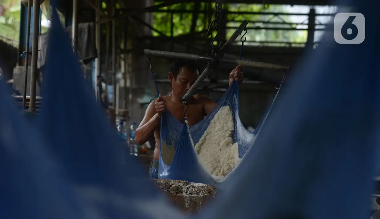 Pekerja menuangkan cairan kedelai saat proses pembuatan tahu di industri rumahan, kawasan Duren Tiga, Jakarta, Selasa (15/9/2020). Dari anggaran Pemulihan Ekonomi Nasional (PEN), sebanyak Rp 123,46 triliun disalurkan kepada UMKM di tengah pandemi Covid-19. (merdeka.com/Imam Buhori)