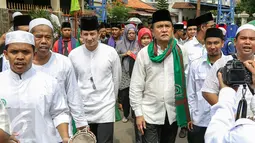 Dua bakal Cagub DKI Jakarta, Yusril Ihza Mahendra dan Sandiaga Uno hadiri pelantikan dewan Pimpinan Pusat Rumpun Masyarakat Betawi (RMB) di Balai Rakyat Condet, Kramat Jati, Jakarta Timur, Minggu (20/3/2016). (Liputan6.com/Yoppy Renato)