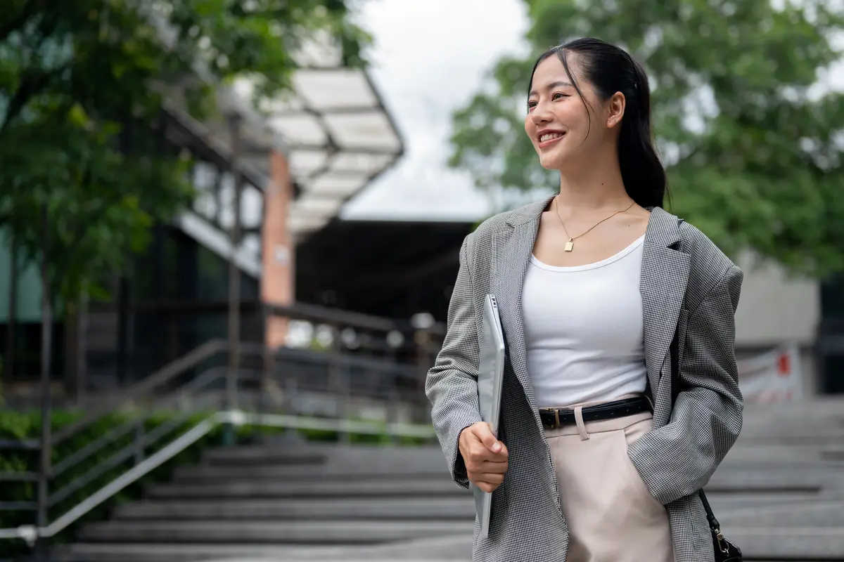 wanita juni tak suka pamer