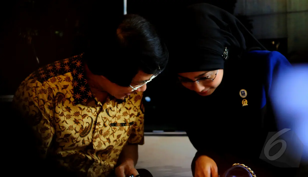 Psikolog dan pemerhati anak Seto Mulyadi (kiri), berbincang dengan Anggota Komisi VIII DPR RI dari F-PAN, Desy Ratnasari disela diskusi "Kasus Penelantaran Anak atau KDRT" di Jakarta, Senin (18/5/2015). (Liputan6.com/Faisal R Syam)