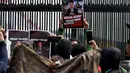 Aktivis Barisan Oposisi Indonesia (BOI) melakukan aksi unjuk rasa mendesak pembersihan dugaan mafia alat utama sistem persenjataan (alutsista) di depan Gedung Kompleks Parlemen, Jakarta, Kamis, 27 Agustus 2026. (KLY/ Arie Basuki)