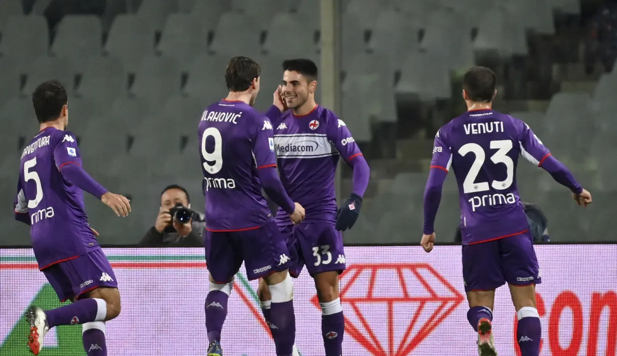 Penyerang Fiorentina, Riccardo Sottil (kedua kanan) berselebrasi usai mencetak gol gawang Sampdoria pada pertandingan lanjutan Liga Serie A Italia di stadion Artemio Franchi di Firenze, Italia (30/11/2021). Fiorentina kini menempati peringkat keenam dengan 24 poin. (Massimo Paolone/LaPresse via AP)