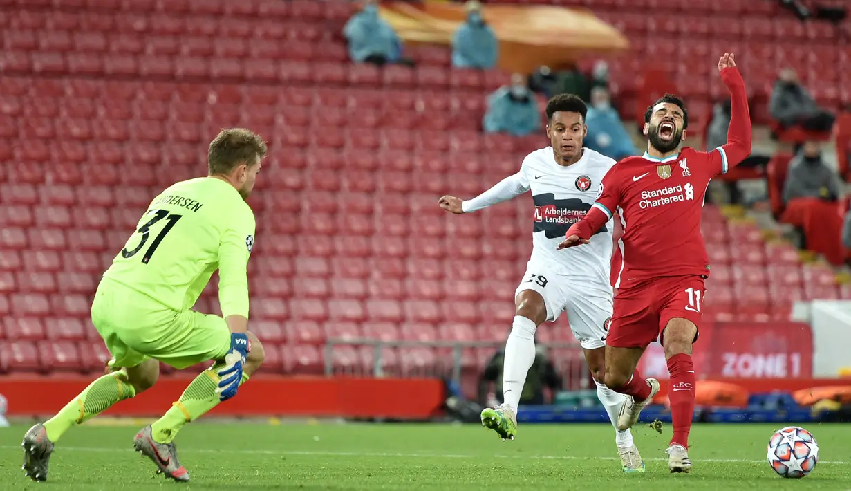 Gelandang Liverpool, Mohamed Salah, berebut bola dengan bek Midtjylland, Paulinho, pada laga Liga Champions 2020/2021 di Stadion Anfield, Rabu (28/10/2020) dini hari WIB. Liverpool menang 2-0 atas Midtjylland. (AFP/Peter Powell/pool)