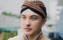 Potret Ganteng Penuh Pesona Nicholas Saputra Pakai Bros Mewah Dipenuhi Batu Ruby dan Berlian Senilai Lebih Rp1 Miliar