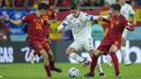 <p>Gelandang Kosta Rika, Anthony Contreras (tengah) berusaha melewati dua pemain Spanyol, Gavi dan Pedri pada pertandingan grup E Piala Dunia 2022 Qatar di Stadion Al Thumama di Doha, Qatar, Rabu (23/11/2022). Spanyol menang atas Kosta Rika dengan skor. (AP Photo/Francisco Seco)</p>
