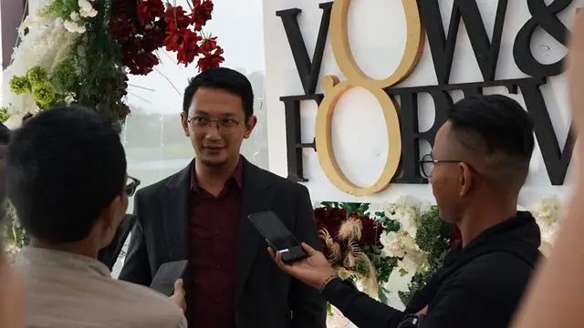 Direktur Marketing Komunikasi ARYADUTA Hotel Group Arthur Situmeang, saat peluncuran kampanye pernikahan 'Vow and Forever' di Imperial Klub Golf, Tangerang, Kamis (30/1/2025). (Liputan6.com)