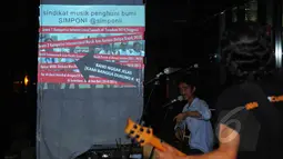 Penampilan grup band Simponi melantunkan lagu-lagu anti-korupsi di Gedung KPK, Jakarta, Rabu (4/2/2015). Kegiatan tersebut diisi dengan penampilan sejumlah kelompok musik, orasi dan diskusi seputar antikorupsi. (Liputan6.com/Faisal R Syam)