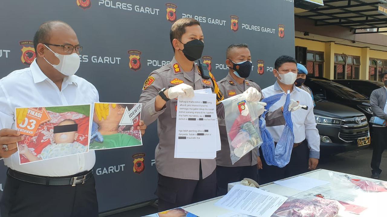 Kapolres Garut AKBP Wirdhanto Hadicaksono bersama Kasatreskirim Dede Sopandi menunjukan barang bukti perkara bunuh diri anak dan 2 anaknya di perum Jati Asri Cibunar, Garut.