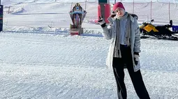 Saat mengunjungi Mount Erciyes, Risty tampil dengan mengenakan kerudung panjang yang dipadukan dengan coat musim dingin, lengkap dengan hat scarf dan syal. Penampilannya cocok untuk dijadikan inspirasi outfit winter. Dia tampak penuh senyum dan begitu menikmati momen saat berpose di hamparan salju. (Liputan6.com/IG/@ristytagor)