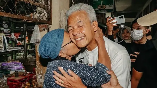 Ganjar Pranowo menyambangi pasar di Wonogiri, Jawa Tengah, Jumat (29/12/2023)
