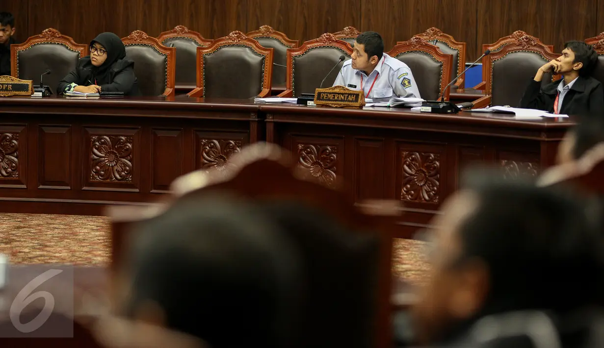 Perwakilan dari Menkumham mengikuti sidang putusan UU No Tahun 2015 tentang Pilkada di Gedung MK Jakarta, Selasa (29/9). MK memperbolehkan daerah dengan calon tunggal untuk melaksanakan pilkada serentak pada Desember mendatang.(Liputan6.com/Faizal Fanani)