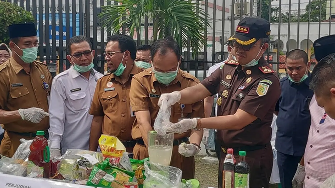 Kepala Kejari Pekanbaru Andi Suharlis memusnahkan barang bukti narkoba jenis sabu.