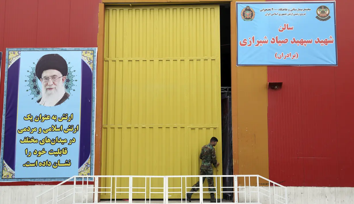 Seorang tentara Angkatan Darat Iran bekerja di rumah sakit sementara khusus pasien virus corona COVID-19 di Teheran, Iran, Kamis (26/3/2020). Hingga saat ini, Iran masih mengesampingkan bantuan dari negara asing, walau kasus kematiannya sudah mencapai 2.000 lebih. (AP Photo/Ebrahim Noroozi)