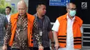 Bupati Bandung Barat nonaktif Abubakar (kanan) dan Pengusaha Tony Kongres (kiri) penyuap Bupati Buton Selatan Agus Feisal tiba untuk menjalani pemeriksaan di gedung KPK, Jakarta, Selasa (10/7). (Merdeka.com/Dwi Narwoko)