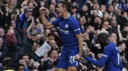 Pemain Chelsea, Cesar Azpilicueta (kiri) mencetak satu gol untuk timnya saat mengalahkan Watford pada  laga Premier League Pekan ke-9 di Stamford Bridge,  (21/10/2017). Chelsea menang 4-2. (AFP/Ian Kington)