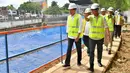 Presiden Joko Widodo (Jokowi) mendengarkan penjelasaan saat meninjau pembangunan sodetan dari Sungai Ciliwung menuju Kanal Banjir Timur (KBT), Selasa (24/11/2023). Jokowi menyebut usai sodetan, penanganan banjir Jakarta tinggal melakukan normalisasi sungai hingga pembangunan tanggul untuk mencegah banjir Rob. (FOTO: Agus Suparto/Biro Pers Istana Kepresidenan)