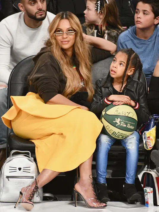 Penyanyi Beyonce dan putrinya Blue Ivy Carter saat menonton pertandingan NBA All-Star Game 2018 di Staples Center di Los Angeles, California, AS (18/2). (Allen Berezovsky/Getty Images/AFP)