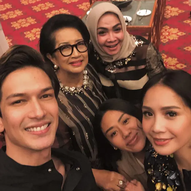 Jarang Terekspos, Ini 6 Potret Kebersamaan Dimas Beck dan IbundaJarang Terekspos, Ini 6 Potret Kebersamaan Dimas Beck dan Ibunda