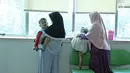 Para ibu menggendong anaknya sebelum masuk ruang operasi di RS EMC, Bogor, Jawa Barat, Sabtu (21/4). RS EMC menggelar operasi hernia dari tanggal 21-27 April 2018. (Liputan6.com/Herman Zakharia)