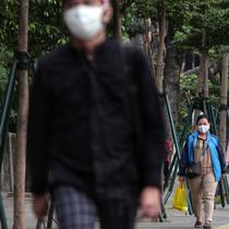 Pegawai pulang kerja berjalan di trotoar Jalan Sudirman, Jakarta, Selasa (12/5/2020). Pemerintah memberi kelonggaran bergerak bagi warga berusia di bawah 45 tahun untuk mengurangi angka pemutusan hubungan kerja (PHK) akibat pandemi virus corona COVID-19. (Liputan6.com/Johan Tallo)