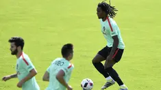 Pemain muda Portugal, Renato Sanches tengah berlatih menggiring bola pada sesi latihan sebelum melawan Prancis pada Ffinal Piala Eropa 2016 di Marcoussis, Paris selatan, (8/7/2016). (AFP/Francisco Leong)