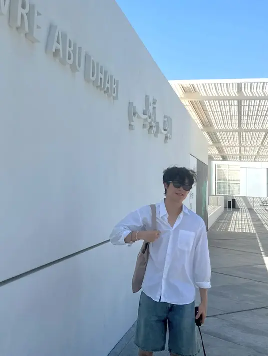 Di lain kesempatan, gaya kasual jadi pilihan sempurna. Ia kenakan kemeja putih dan celana pendek denim. [Foto: Instagram @songgeonhee]