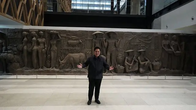 Menteri BUMN Erick Thohir mengunggah sejumlah foto dirinya berpose di sekitaran Gedung Sarinah