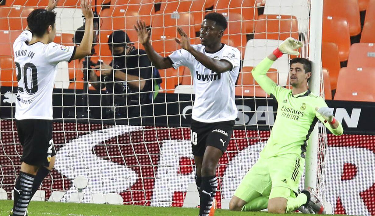 Kiper Real Madrid, Thibaut Courtois, tampak kecewa usai gawangnya dibobol pemain Valencia pada laga Liga Spanyol di Stadion Mestalla, Minggu (8/11/2020). Valencia menang dengan skor 4-1. (AP/Alberto Saiz)